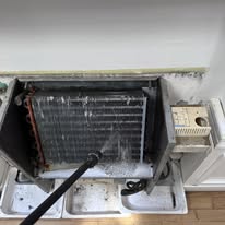Batteria alettata di un fan coil durante la lavaggio con acqua e schiuma