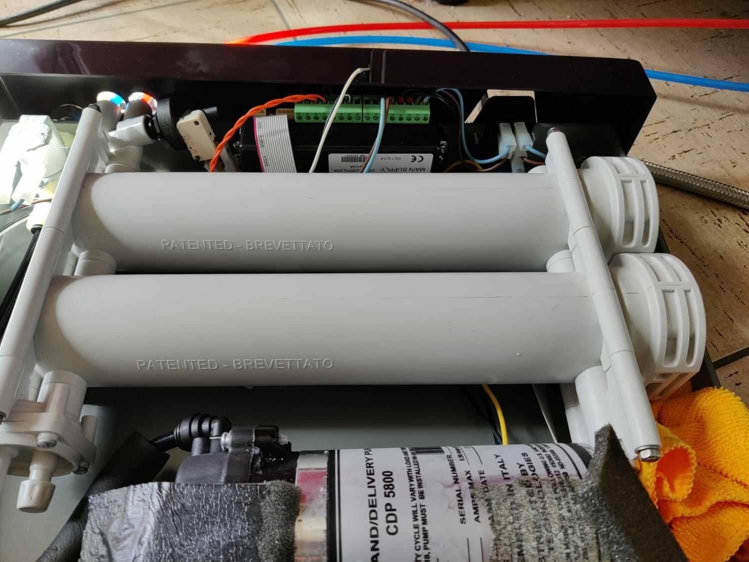 Particolare dei vessel delle membrane e cablaggio della pompa