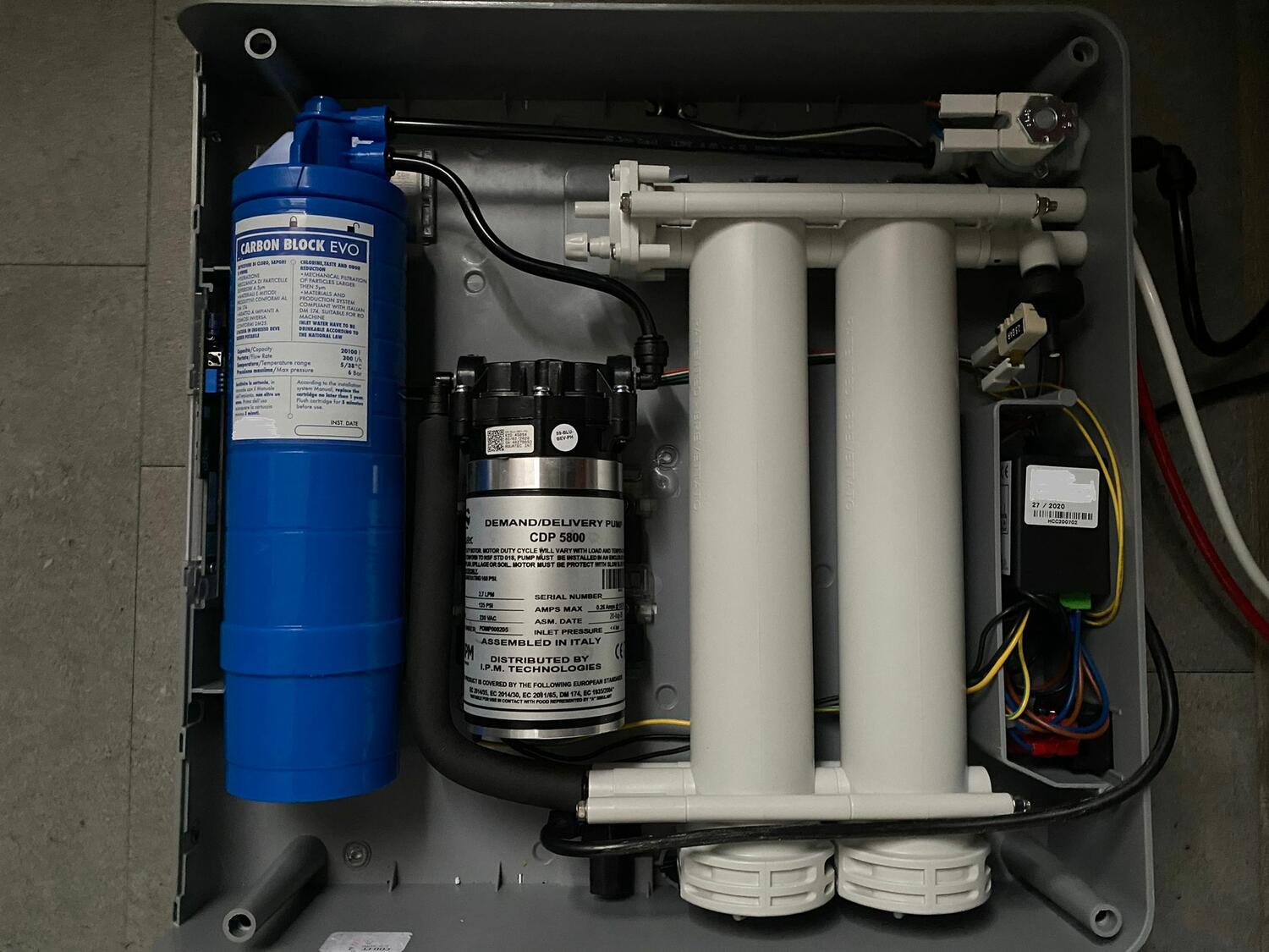 Interno di un depuratore a osmosi inversa Culligan AC Slim