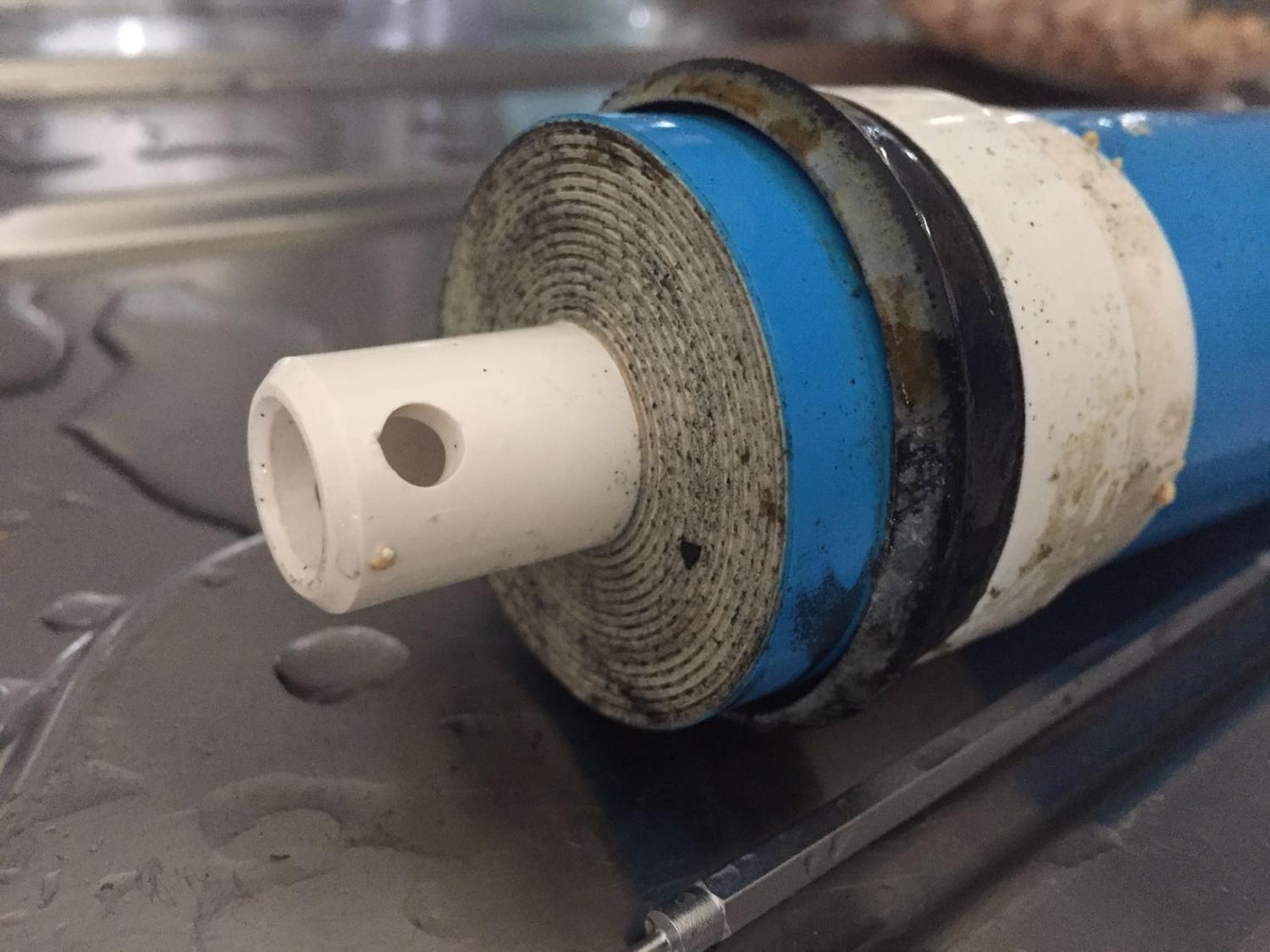 Membrana osmotica esausta vista lateralmente con accumulo di sporco